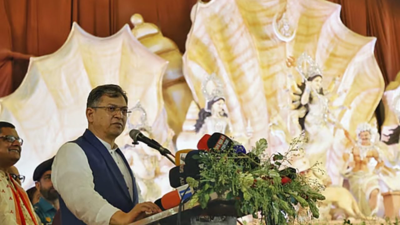 রাজধানীর বনানী পূজামণ্ডপে বক্তব্য দিচ্ছেন স্বরাষ্ট্রমন্ত্রী সালাহউদ্দিন আহমদ। ১৬ অক্টোবর ২০২৬